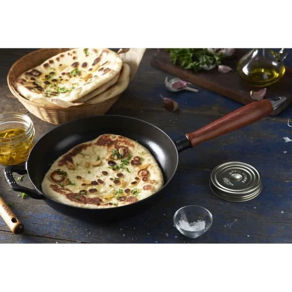 STAUB - Stekpanna i gjutjärn, 24 cm, Trähandtag, Svart