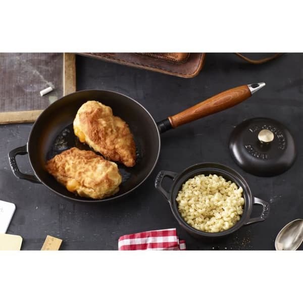 STAUB - Stekpanna i gjutjärn, 24 cm, Trähandtag, Svart