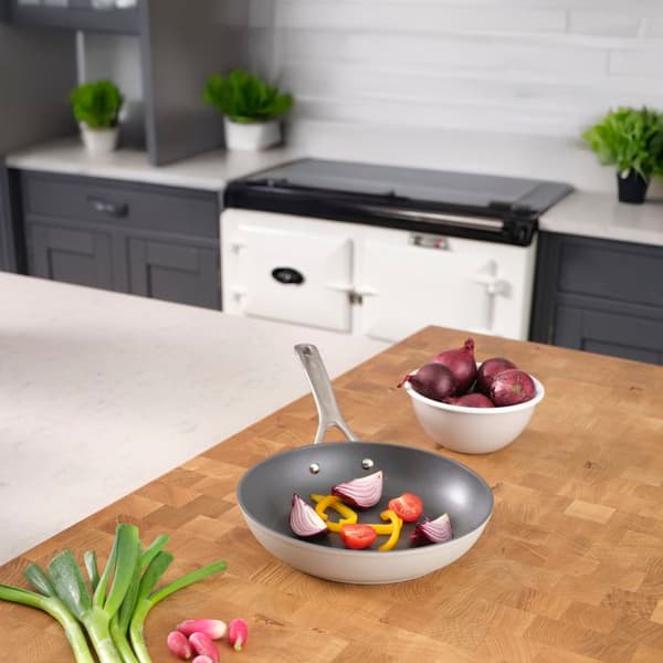 Non-stick stekpanna 28 cm i smitt aluminium - Laura Ashley - Mörk turtlenagel - Induktionskompatibel - av Pendeford