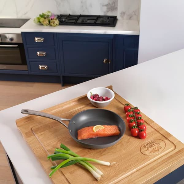 Non-stick stekpanna 28 cm i smidd aluminium - Laura Ashley - Mörk skiffer - Induktionskompatibel - av Pendeford