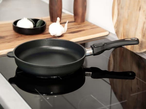 Amt stekpanna - I-528 - Induktion Svart Aluminium Stekpanna Diameter 28 cm