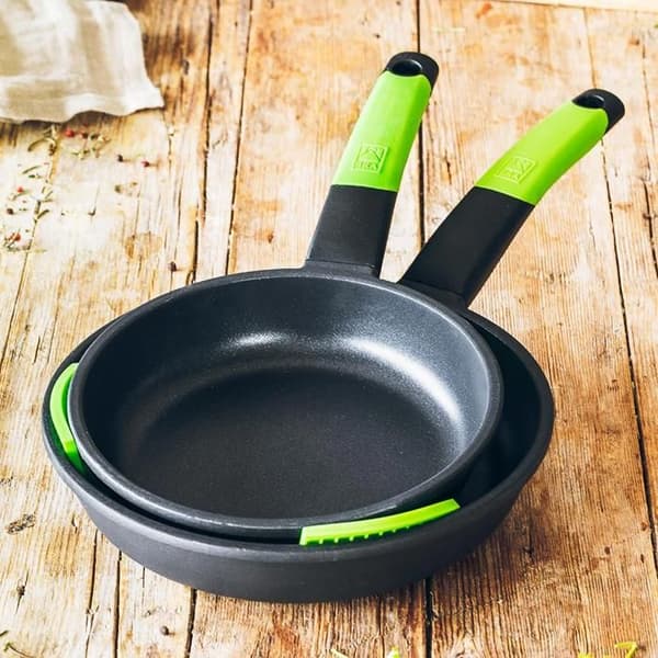 Stekpannesar - Isogona - A121461 - Smält aluminium - Non-stick - 20 och 24 cm