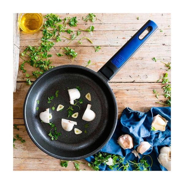 BRA Advanced | Stekpanna 28 cm, Svart, Aluminium med Förstärkt Non-stick Beläggning utan PFOA, Kompatibel med Alla Eldar