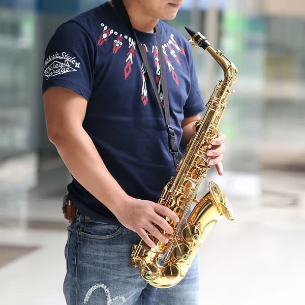 Eb Alto Saxofon, Guldlackad Yta, Bekväm Spelbarhet, Komplett Tillbehörspaket