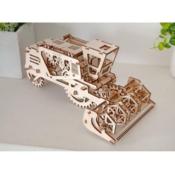 Modell / Motoriserat mekaniskt 3D-pussel 100 % TRÄ - UGEARS - Skördetröska