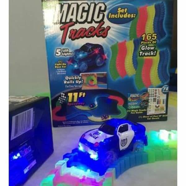 Magic Tracks Bend, Flex and Glow Racetrack med 11-fots 165-delad Glow in Dark Track och 1 racerbil