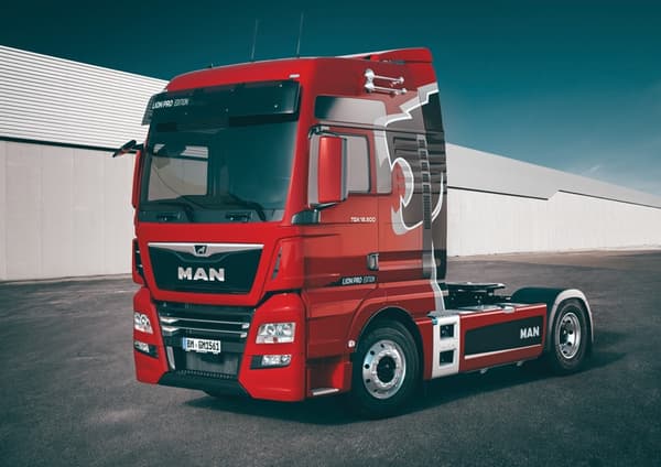 ITALERI 1:24 MAN TGX 18500 XXL. Lion Pro Edition