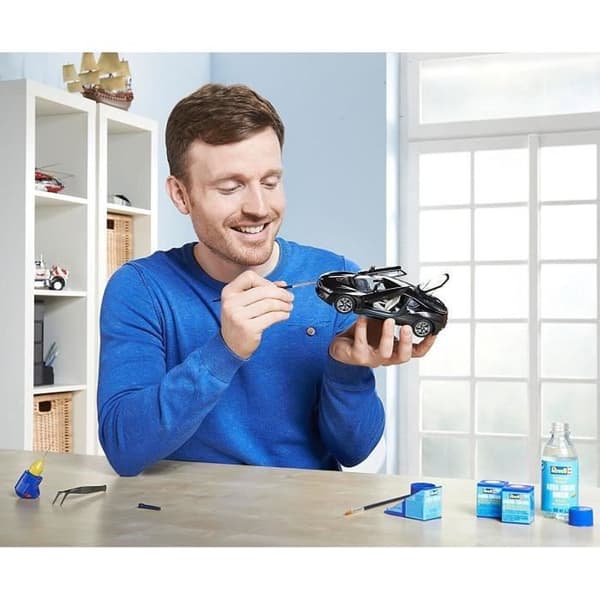 REVELL Model Set BMW i8 Model Kit för att bygga, limma och måla, med tillbehör