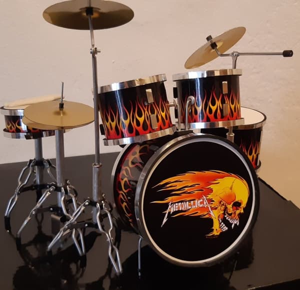 Mini Drum Set: Metallica -'Skull & Flames Tribute'  (Obs! No toy for kids!)