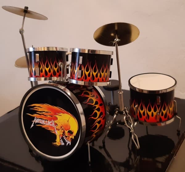 Mini Drum Set: Metallica -'Skull & Flames Tribute'  (Obs! No toy for kids!)