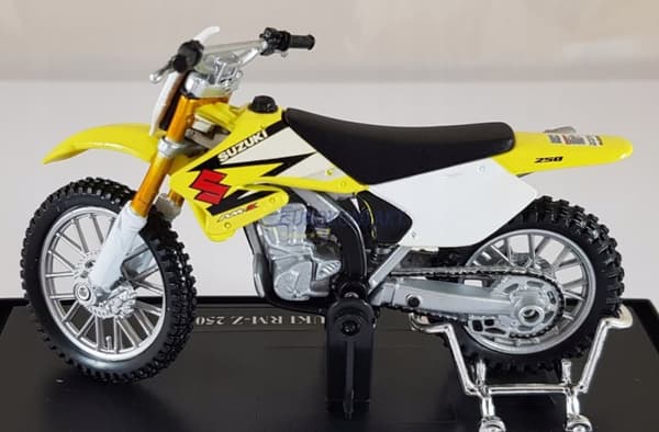 Suzuki RM-Z 250 med stativ 1:18 Maisto 77489