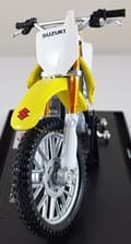 Miniatyrbillede 11 af 11: Suzuki RM-Z 250 med stativ 1:18 Maisto 77489