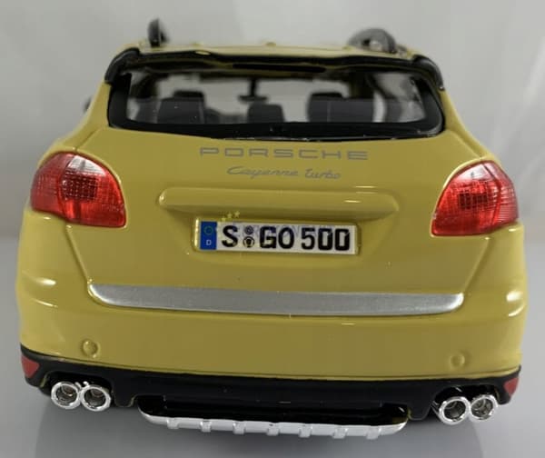Porsche Cayenne Turbo gul 1:24 Bburago 21056