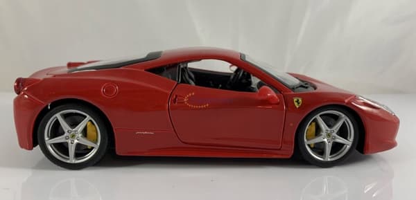 FERRARI 458 Italia rød model Bburago 26003