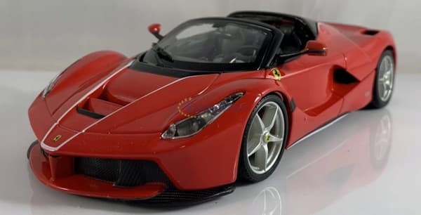 FERRARI LaFerrari Aperta röd modell Bburago 26022