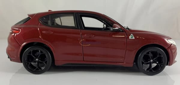 Alfa Romeo Stelvio röd 1:24 modell Bburago 21086