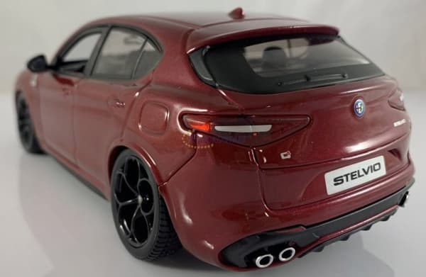 Alfa Romeo Stelvio röd 1:24 modell Bburago 21086
