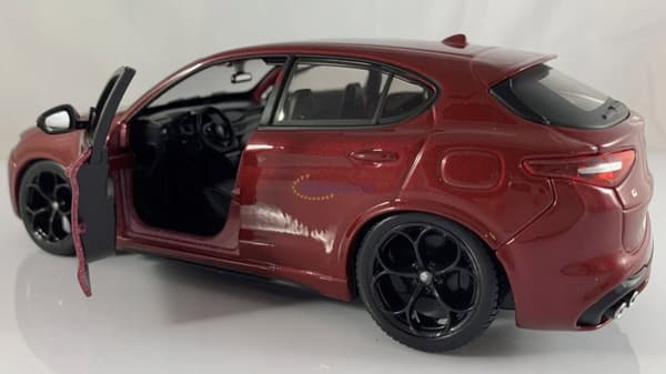 Alfa Romeo Stelvio röd 1:24 modell Bburago 21086
