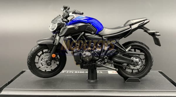 YAMAHA MT-07 2018 model på stand 1:18 Maisto