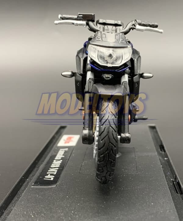 YAMAHA MT-07 2018 model på stand 1:18 Maisto