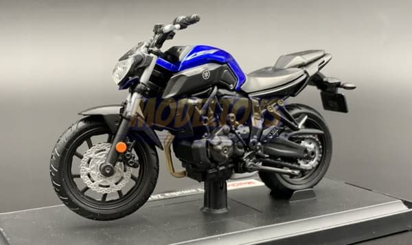 YAMAHA MT-07 2018 model på stand 1:18 Maisto