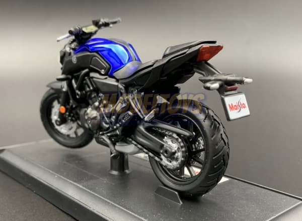 YAMAHA MT-07 2018 model på stand 1:18 Maisto