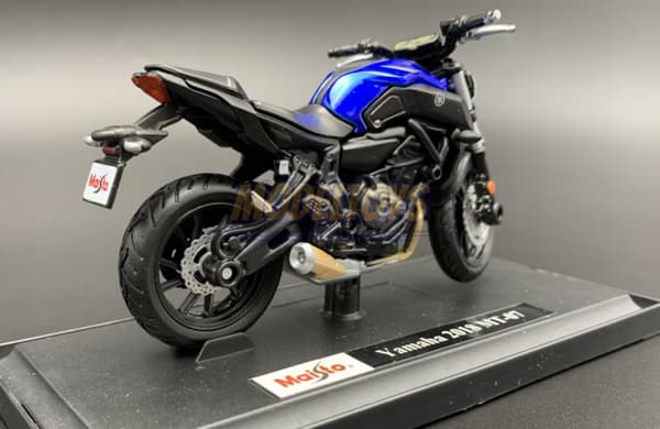 YAMAHA MT-07 2018 model på stand 1:18 Maisto