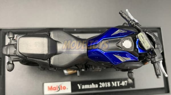YAMAHA MT-07 2018 model på stand 1:18 Maisto