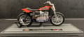 Pikkukuva 4 / 11: HARLEY DAVIDSON XR750 1972 kilpapyörä 1:18 Maisto