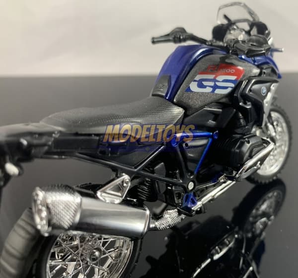 BMW R 1200 GS 2017 på stativ modell 1:18 Maisto