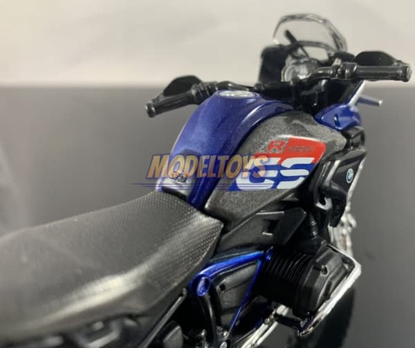BMW R 1200 GS 2017 på stativ modell 1:18 Maisto