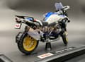 Miniatyrbild 8 av 11: BMW R1250 GS på stativ modell 1:18 Maisto
