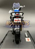 Miniatyrbild 9 av 11: BMW R1250 GS på stativ modell 1:18 Maisto