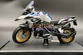 Miniatyrbild 11 av 11: BMW R1250 GS på stativ modell 1:18 Maisto