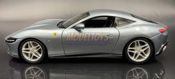 FERRARI Roma silver modell 1:24 Bburago 26029