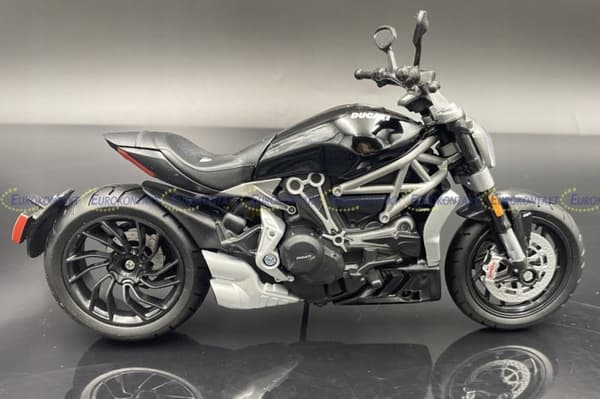 DUCATI X Diavel S motorcykel modell 1:12 Maisto 77830