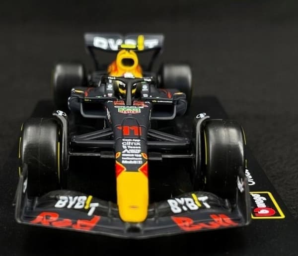 RB18 F1 RedBull 2022 #11 Perez HJÄLM BBurago 1:43