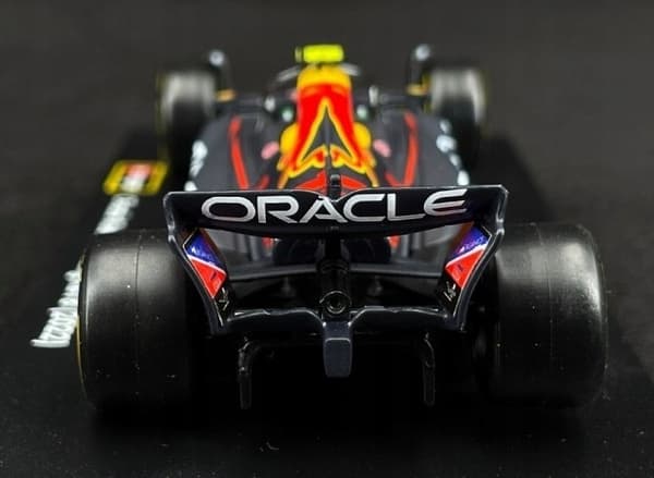 RB18 F1 RedBull 2022 #11 Perez HJÄLM BBurago 1:43