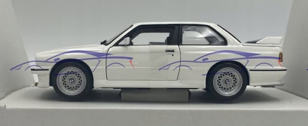 BMW M3 (E30) 1986 1:24 modell Bburago 21100 vit