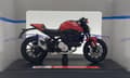 Miniatyrbild 4 av 11: DUCATI Monster 2021 röd motorcykel modell 1:18 Maisto