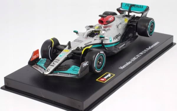 F1-bil Mercedes W13 Hamilton HJÄLM BBurago 1:43