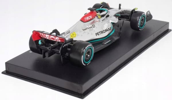 F1-bil Mercedes W13 Hamilton HJÄLM BBurago 1:43