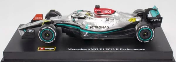 F1-bil Mercedes W13 Hamilton HJÄLM BBurago 1:43