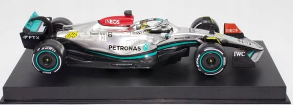 F1-bil Mercedes W13 Hamilton HJÄLM BBurago 1:43