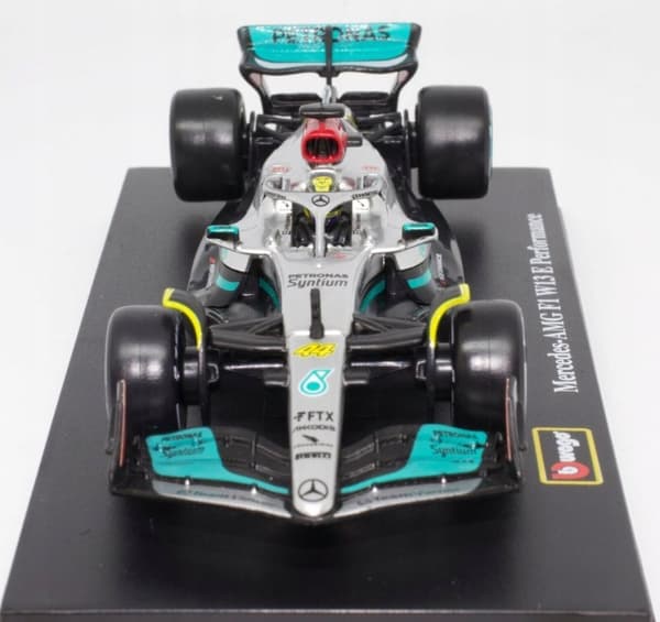 F1-bil Mercedes W13 Hamilton HJÄLM BBurago 1:43