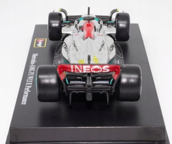 F1-bil Mercedes W13 Hamilton HJÄLM BBurago 1:43