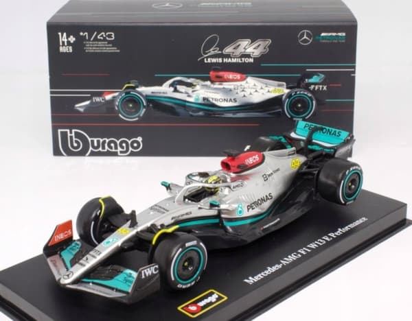 F1-bil Mercedes W13 Hamilton HJÄLM BBurago 1:43