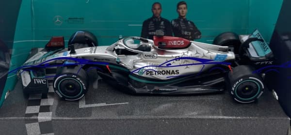 F1 bil MERCEDES W13 E #63 Russell Bburago 1:43