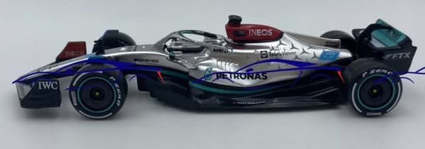 F1 bil MERCEDES W13 E #63 Russell Bburago 1:43