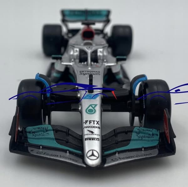 F1 bil MERCEDES W13 E #63 Russell Bburago 1:43